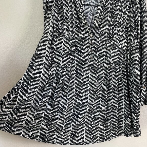 Cocomo Woman Plus 3X Black White Chevron Tunic Top Stretch Shirt Roll Tab Sleeve - Picture 10 of 11